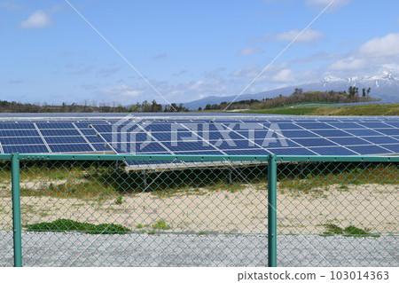 很多太陽能電池板 很多太陽能電池板 103014363