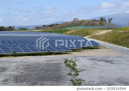 很多太陽能電池板 103014364