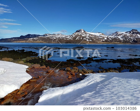 在冰島東部的一個村莊解凍 103014386