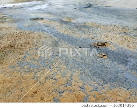 冰島溫泉開裂的地面 冰島溫泉開裂的地面 103014390
