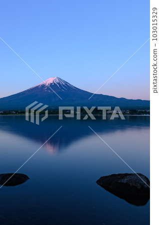 倒映在清晨的河口湖上的富士山絕景 103015329