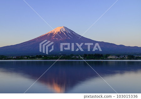 倒映在清晨的河口湖上的富士山絕景 倒映在清晨的河口湖上的富士山絕景 103015336