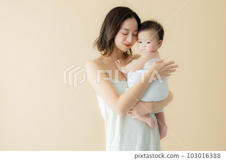 一位抱著嬰兒的母親 103016388