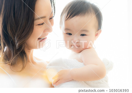 一位抱著嬰兒的母親 103016393