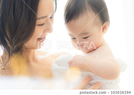 一位抱著嬰兒的母親 一位抱著嬰兒的母親 103016394