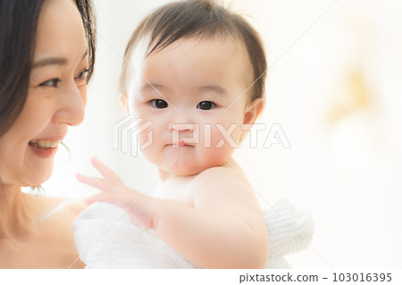 一位抱著嬰兒的母親 一位抱著嬰兒的母親 103016395