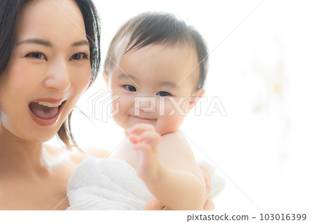 一位抱著嬰兒的母親 一位抱著嬰兒的母親 103016399