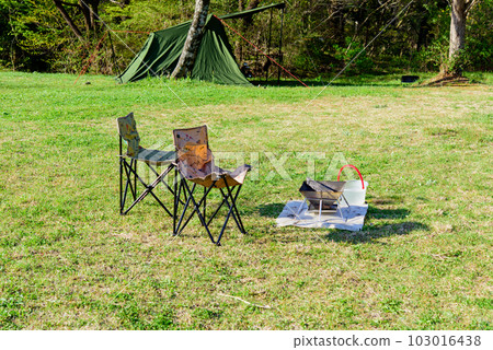 開放感十足的營地篝火晚會 103016438