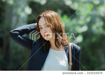 一個女人在戶外散步 一個女人在戶外散步 103016970