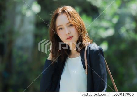 一個女人在戶外散步 一個女人在戶外散步 103017000