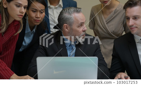Businessmen and businesswomen meeting together with teamwork 103017253