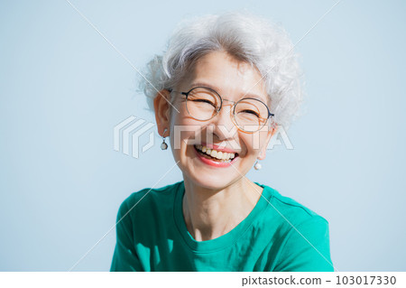 一個頭髮花白的女人 103017330