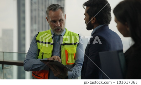 Project planing between engineer foreman manager and businessman 103017363