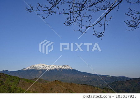 從開田高原地藏山口看禦嶽山 從開田高原地藏山口看禦嶽山 103017923