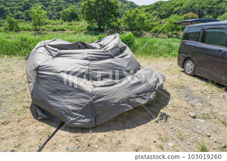 [Auto camping on the Nakatsugawa riverbed Pull out the one pole and crush the tent] 103019260