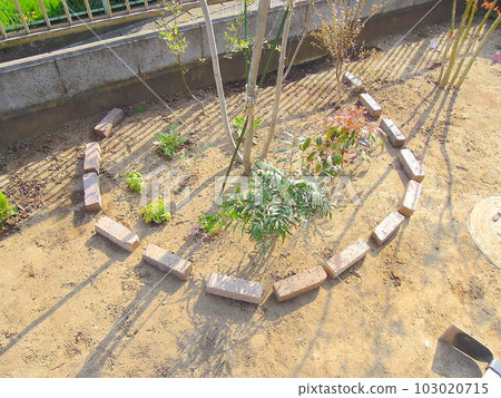 用磚頭建造花園 用磚頭建造花園 103020715