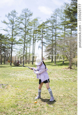 girl playing golf 103020777