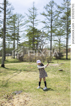 girl playing golf 103020781