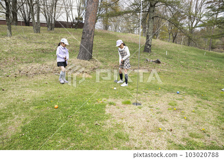 girl playing golf 103020788