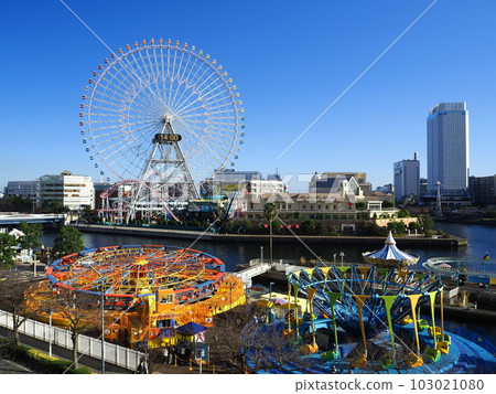 Kanagawa Prefecture Yokohama scenery Cosmo clock and amusement park December Kanagawa Prefecture Yokohama scenery Cosmo clock and amusement park December 103021080