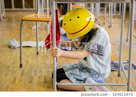 Earthquake occurred during school class Great earthquake Elementary school Elementary school student Earthquake occurred during school class Great earthquake Elementary school Elementary school student 103021973