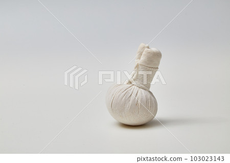 Herbal compress balls for Thai massage and spa treatment 103023143