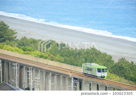 太平洋沿岸高架橋上的土佐黑潮鐵道(後免-奈半利線) 太平洋沿岸高架橋上的土佐黑潮鐵道(後免-奈半利線) 103023305