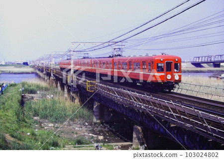 1982 年 5 月 9 日,京成押上線、3200 系列 3260 等穿越舊荒川橋、荒川(現八廣)-四木 1982 年 5 月 9 日,京成押上線、3200 系列 3260 等穿越舊荒川橋、荒川(現八廣)-四木 103024802