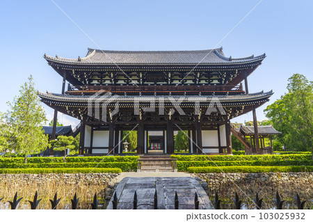 Tofuku-ji Temple's Sanmon Gate seen across Shion Pond (Higashiyama Ward, Kyoto City) 103025932