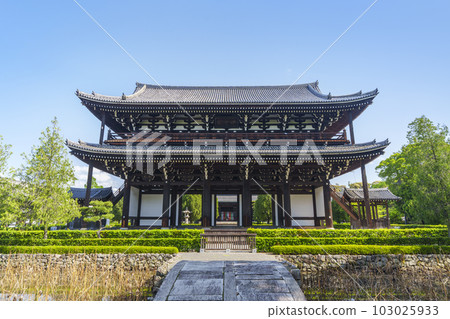 橫跨紫苑池的東福寺三門(京都市東山區) 橫跨紫苑池的東福寺三門(京都市東山區) 103025933