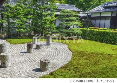 Tofuku-ji Temple Honbo Garden Hasso-no-niwa East Garden 103025995
