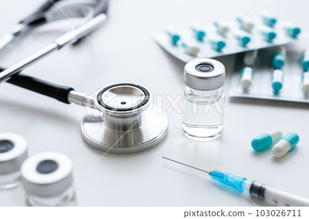 白色背景上的注射劑、藥物和聽診器醫學圖像素材 103026711