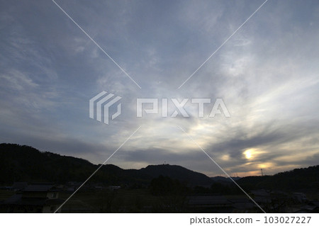 山間有無線電塔和輸電線路的夜景 103027227