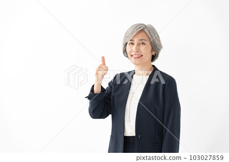 商務資深女性豎起大拇指 103027859