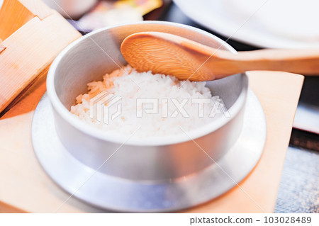 Rice cooked in a kamado is delicious [ image of Japanese food ] 103028489