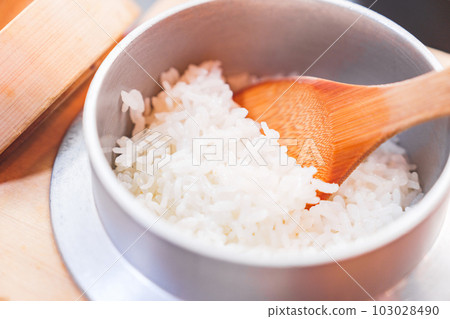 Rice cooked in a kamado is delicious [ image of Japanese food ] 103028490
