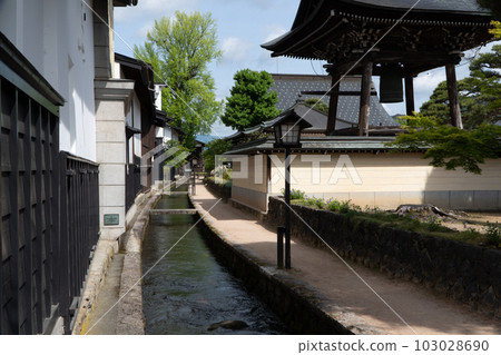 Hida Furukawa in the fresh greenery Old town Setogawa and white-walled storehouse town 103028690