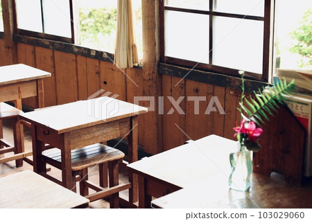 茨城縣岱子町舊上岡小學的課桌 103029060