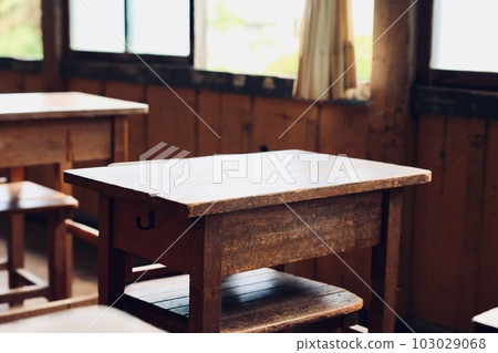 茨城縣岱子町舊上岡小學的課桌 103029068