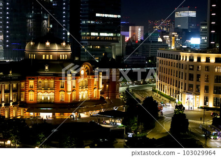 東京站大樓在晚上點亮，丸之內的摩天大樓和夢幻般的夜景/約會地點（東京都千代田區） 103029964