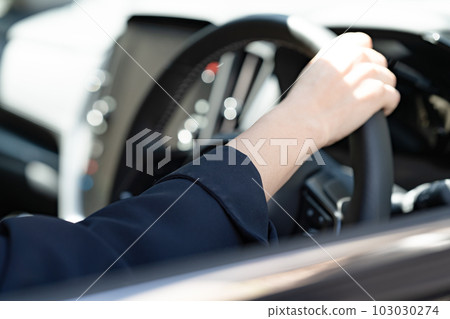 駕駛方向盤的汽車婦女 103030274