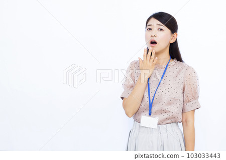一個三十多歲的職業女性，在白色背景前感到驚訝 103033443