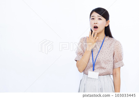 一個三十多歲的職業女性,在白色背景前感到驚訝 一個三十多歲的職業女性,在白色背景前感到驚訝 103033445
