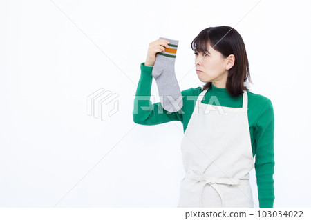 一位 30 多歲的家庭主婦，因為她在房間裡烘乾的衣物發臭而陷入困境 103034022