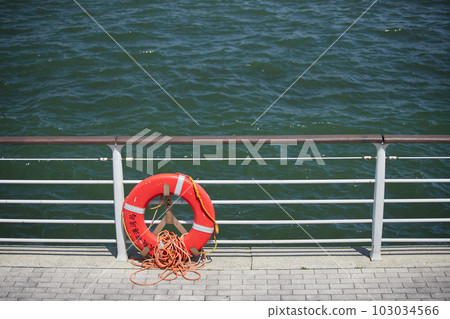 安裝在海岸圍欄上的救生圈 103034566
