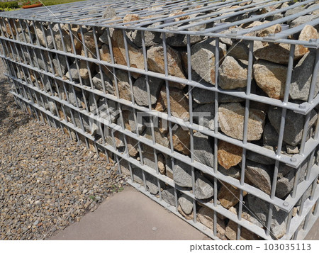 由石頭和金屬絲網製成的石籠網 由石頭和金屬絲網製成的石籠網 103035113