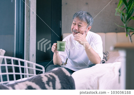 中年男子躺在床上喝咖啡 103036188