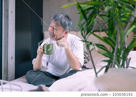 中年男子躺在床上喝咖啡 103036191