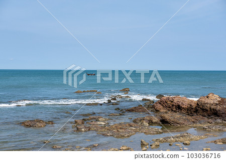 Horizontal line of the rocky beach, in Krabi, Thailand 103036716
