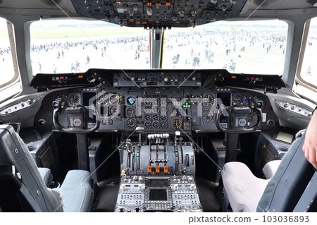 KC-10 cockpit 103036893